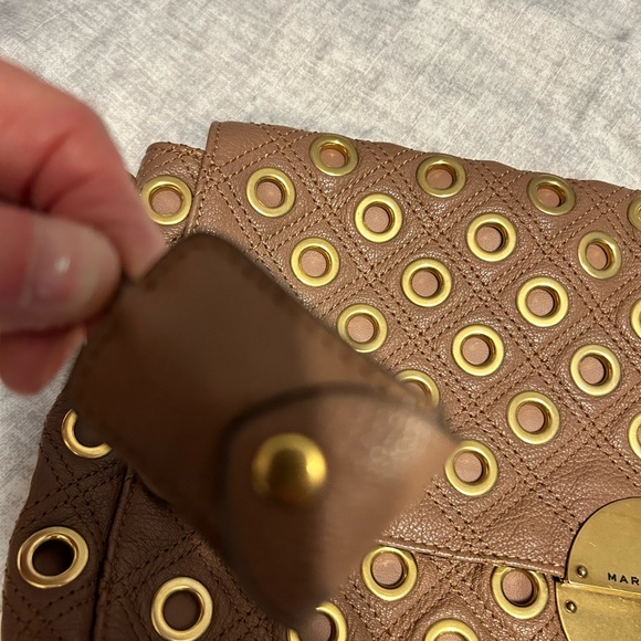 Stunning leather handbag with Gold Hardware and accents has a key to lock bag - Picture 6 of 8